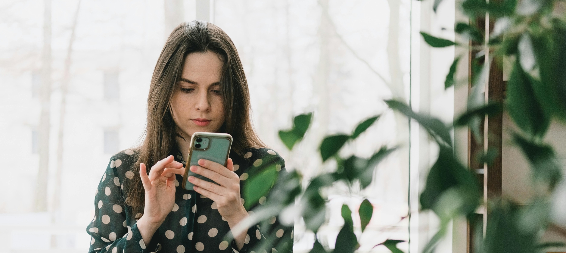 Women looking at an SMS on her phone